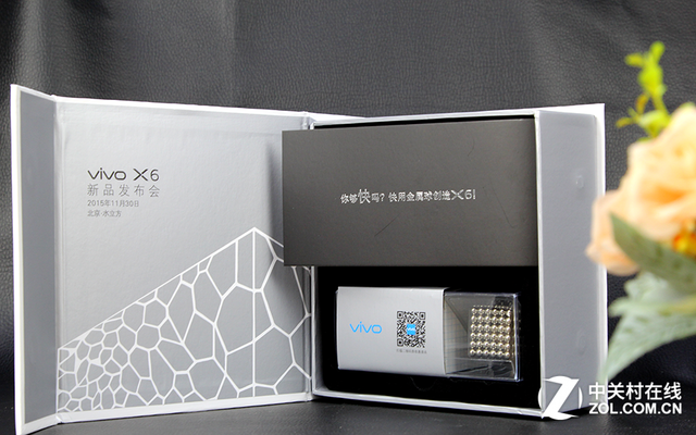 <a href=/tags/92-0.html target=_blank class=infotextkey>vivo</a> X6發(fā)布會(huì)的邀請(qǐng)函里的禮物我們并不是第一次見到了，這與之前中興發(fā)布會(huì)送出的禮物相同，而這些小鋼珠也是想說明vivo X6其高達(dá)98%金屬占比的機(jī)身設(shè)計(jì)。