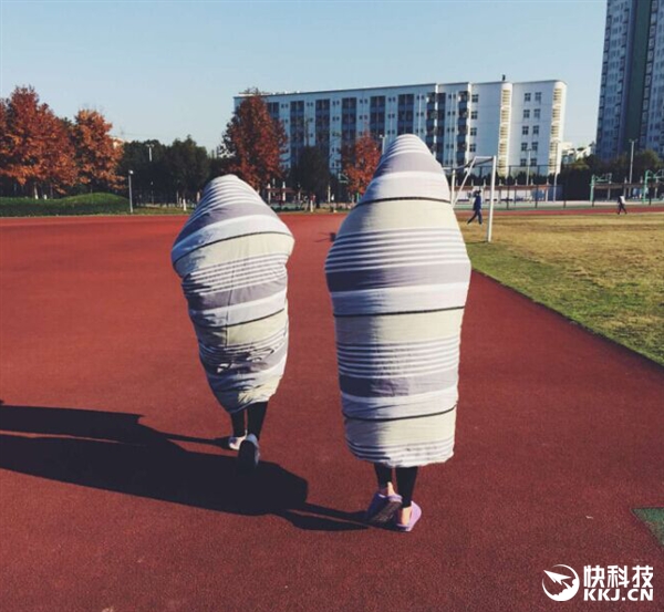 女生裹被走紅網(wǎng)絡(luò) 網(wǎng)友：行走的“粽子”