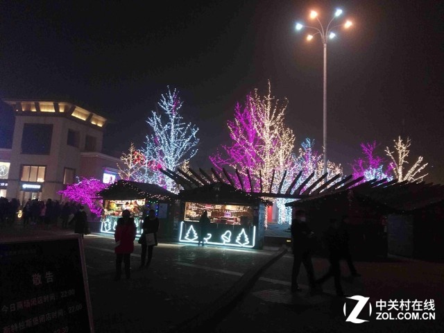 在节日的氛围下，夜晚到处霓虹闪烁。
