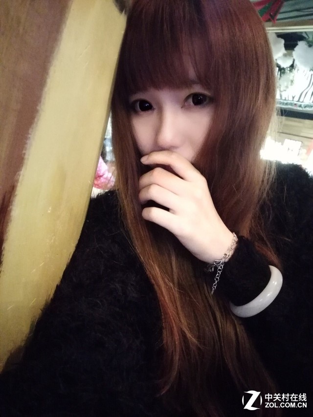当镜头翻转过来，你就拥有一颗支持4A（自动曝光、自动白平衡、自动人脸识别、自动笑脸快门）的前置镜头，从此自拍更清晰，更自然。