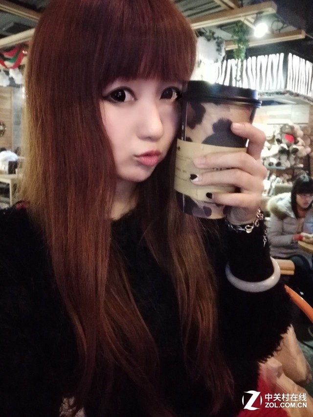 相机内置10级美肤功能，让你无论从哪个角度自拍全都美美哒。