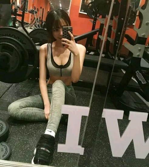 女網(wǎng)友曬健身照吸睛：魔鬼級女神