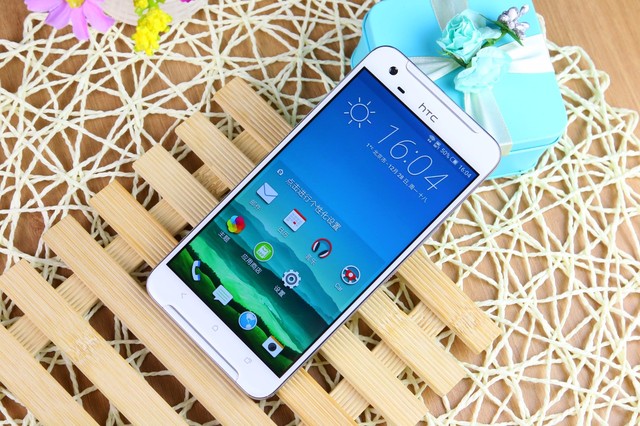 HTC One X9擁有一體式的全金屬機身外觀設(shè)計，側(cè)邊框經(jīng)過磨砂處理，手感表現(xiàn)也是不錯。整機電源鍵和音量按鍵置于手機一側(cè)，方便進行操作。另外該機在正面還有康寧大猩猩2.5D曲面玻璃，整機的觸摸手感也非常舒適。