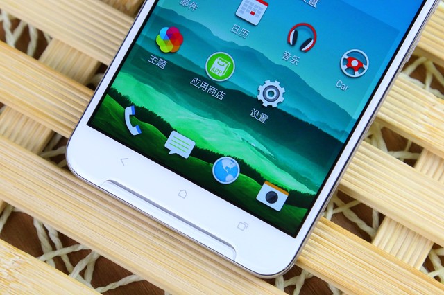 HTC One X9采用5.5寸1080p屏幕，搭載Helio X10 MT6795T處理器，還有3GB+32GB內(nèi)存組合，擁有1300萬像素主攝像頭，支持OIS光學(xué)防抖，500萬像素自拍攝像頭。還配備3000mAh電池，支持雙卡雙待雙4G。