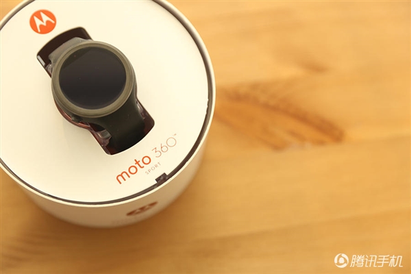 2388元！Moto 360运动版国行图赏：硅胶腕带