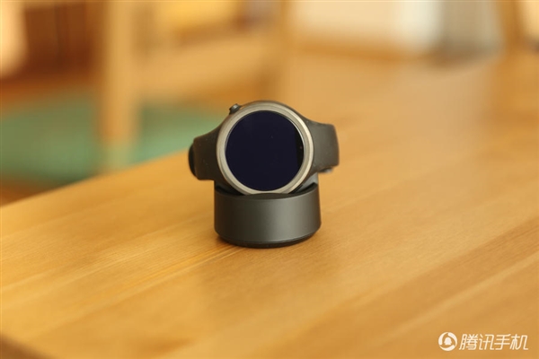 2388元！Moto 360运动版国行图赏：硅胶腕带