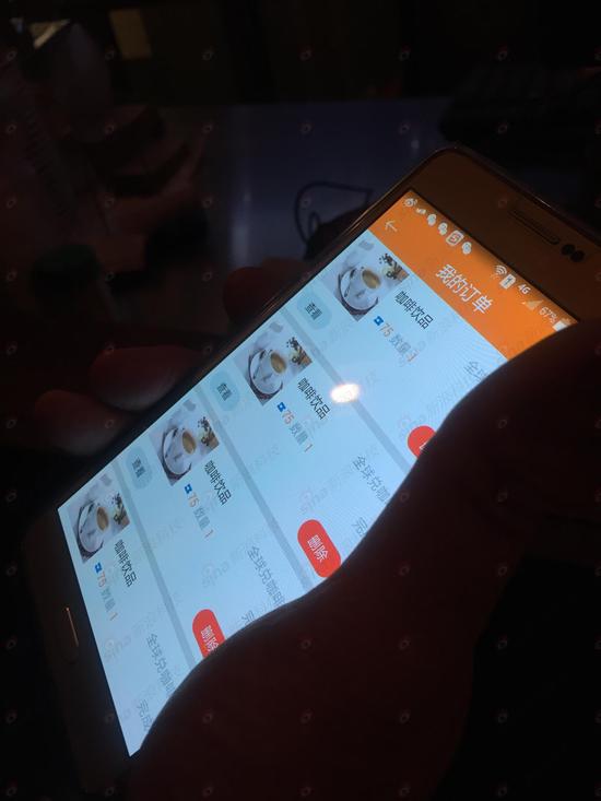 高子強老人用網(wǎng)絡(luò)黃金兌換券在全球兌App中成功換得一杯熱飲