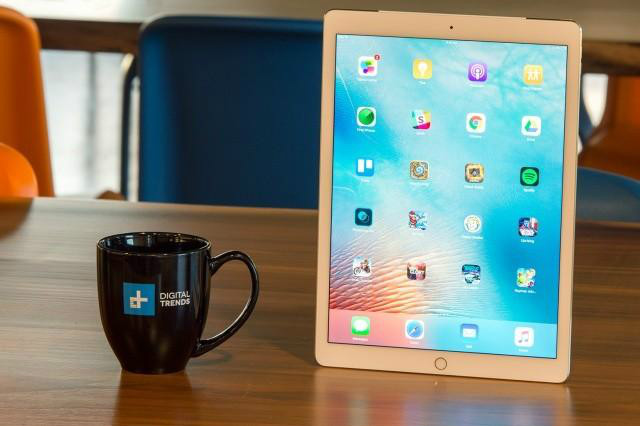 通常來說，蘋果都在秋天發(fā)布iPad Air，不過由于在去年秋天蘋果推出了iPad Pro，因此iPad Air 3并未像往年一樣如期而至。而根據(jù)9to5mac的消息稱，蘋果將在今年3月的發(fā)布會發(fā)布iPad Air 3。關(guān)于iPad Air 3的具體配置目前還不清楚，但理論上屏幕不會有太大的升級，處理器應(yīng)該會升級到A9家族的產(chǎn)品，也許會是A9X。