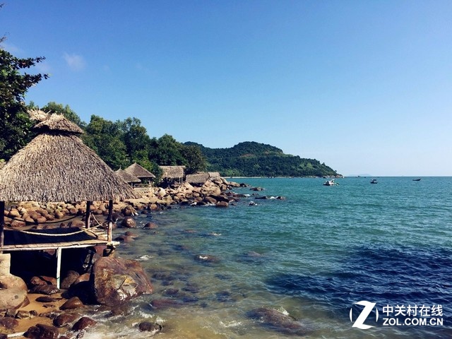 結(jié)束了會(huì)安古城之旅后，接下來(lái)是距離越南峴港市中心13公里的山茶半島。該島長(zhǎng)15公里，最寬處5公里，最窄處1公里，最高峰696米，有原始林4370公頃。