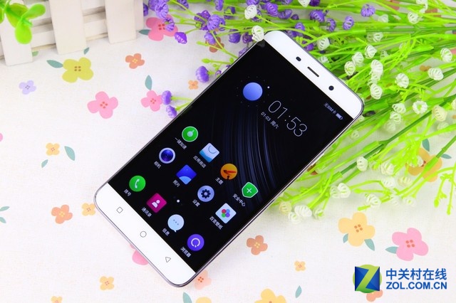大神Note3高配版搭载了MT6753八核64位处理器，主频1.3GHz；运行内存方面达到了3GB，大神Note3高配版配备了5.5英寸豪情屏幕，以及1300万像素摄像头。同时全新升级的大神Note3高配版还拥有强大的隐私安全防护能力，而该机的售价仍为899元，性价比十分突出。