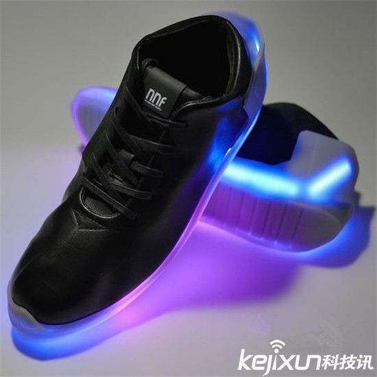 智能鞋子搶風(fēng)頭：不僅能說話還能給手機(jī)充電！