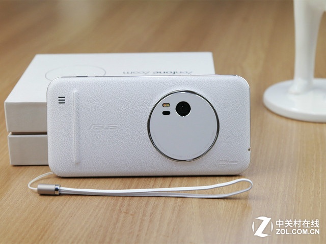 最薄光學(xué)變焦 白色華碩ZenFone Zoom賞析