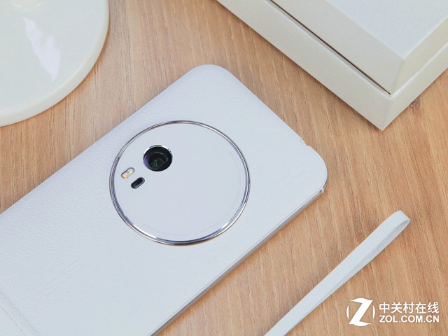 最薄光學(xué)變焦 白色華碩ZenFone Zoom賞析