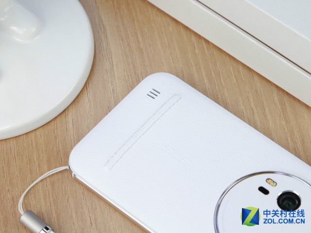 最薄光學(xué)變焦 白色華碩ZenFone Zoom賞析
