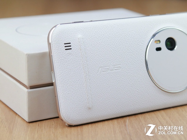最薄光學(xué)變焦 白色華碩ZenFone Zoom賞析