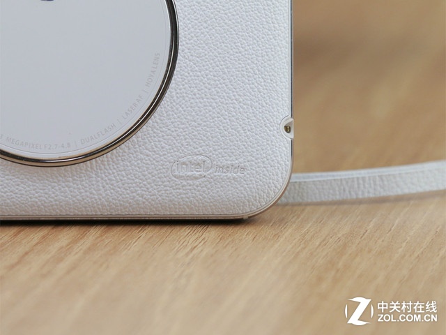 最薄光學(xué)變焦 白色華碩ZenFone Zoom賞析