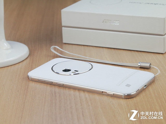 最薄光學(xué)變焦 白色華碩ZenFone Zoom賞析
