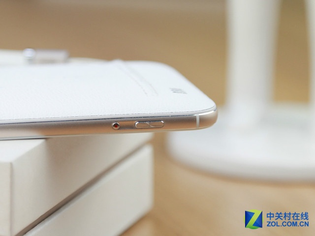最薄光學(xué)變焦 白色華碩ZenFone Zoom賞析