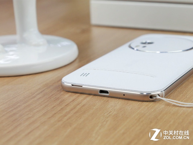最薄光學(xué)變焦 白色華碩ZenFone Zoom賞析