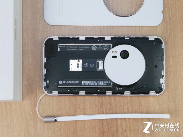 最薄光學(xué)變焦 白色華碩ZenFone Zoom賞析