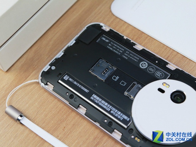 最薄光學(xué)變焦 白色華碩ZenFone Zoom賞析