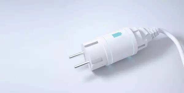 設(shè)計(jì)師 Myung-gyu Kim 把 UPS 直接和電源插頭做到一起，在斷電后仍能提供10分鐘的應(yīng)急時(shí)間。