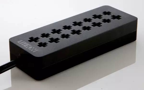 設(shè)計(jì)師 Hung Wang 設(shè)計(jì)的名為 Cross Power Strip 的插座，它將火線、零線通過大小十字插口標(biāo)示出來，等距孔位交錯(cuò)排列，讓插頭可以自由變換方向。