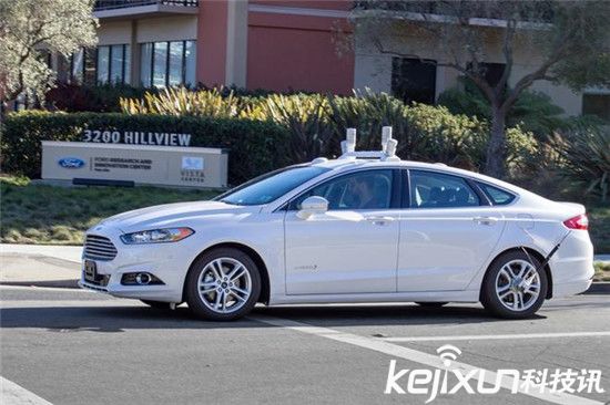 福特自動駕駛汽車秒變電影院：撩妹必備神器！
