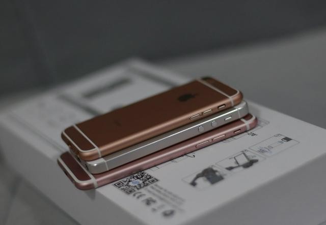 天線白帶變細(xì)了 iPhone5SE曝光真機(jī)諜照 