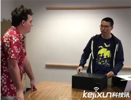 全球首臺Oculus Rift消費版收貨啦：創(chuàng)始人送貨上門