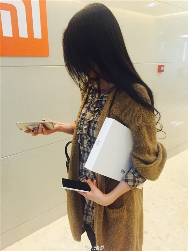 美女出镜 小米神秘新品曝光：又大又白