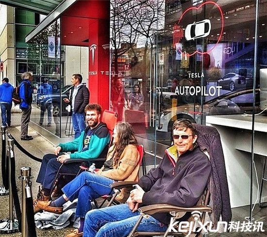 特斯拉正式發(fā)布Model 3：全球粉絲瘋了！