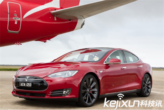 Model S公然追逐飛機 最強急速跑車來襲！