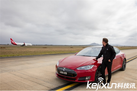 Model S公然追逐飛機 最強急速跑車來襲！