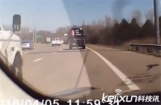 特斯拉汽車自動(dòng)躲避車禍 無人駕駛真安全？