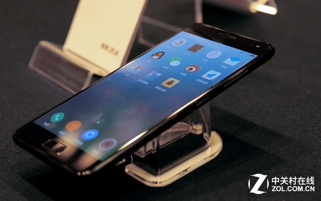 聯(lián)想ZUK Z2 Pro采用<a href=/tags/46-0.html target=_blank class=infotextkey>三星</a>最新一代5.2英寸1080P全高清Super AMOLED顯示屏幕，通過與三星深度定制，屏幕黑邊僅有0.05mm。