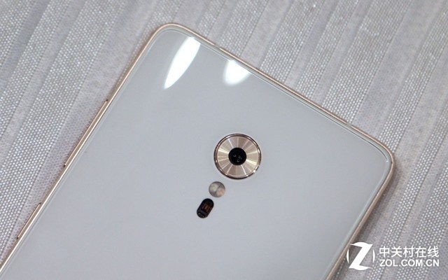 聯(lián)想ZUK Z2 Pro采用F1.8大光圈、三星最新一代1300萬像素2M8傳感器、支持PDAF+CAF雙模式對焦，支持4K視頻拍攝。閃光燈下方傳感器可用于檢測紫外線、心率、血氧。