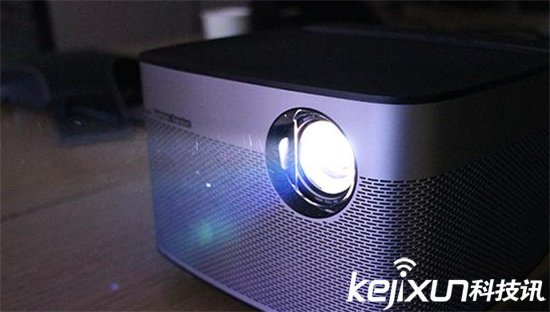 體驗(yàn)極米H1無屏電視 高享受卻還要拉窗簾