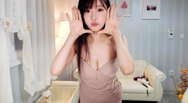 <a href=/mobile/ target=_blank class=infotextkey>手機(jī)</a>直播為什么這么火？草根對女主播需求沒變