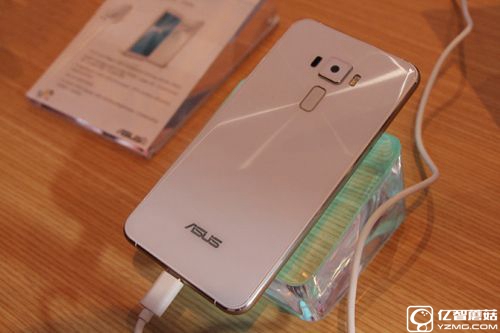 华硕Zenfone 3和Deluxe/Ultra有什么区别？对比哪个好？