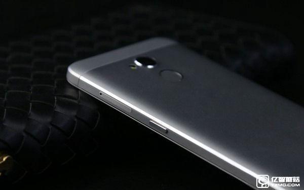 中興Blade A2和A1哪個好？中興Blade A2與A1區(qū)別對比