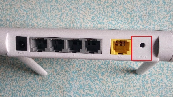 按住RESET按钮，把360路由器恢复出厂设置