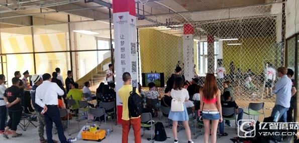 性感爆乳中國(guó)女極客SexyCyborg曬新發(fā)明：可穿戴無(wú)人機(jī)