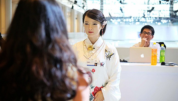 多款高仿真美女機器人現(xiàn)身達沃斯：與真人如同姐妹