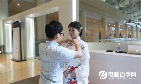 中國最美女機器人亮相：古色古香 美艷動人！
