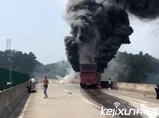 大巴起火致30人遇難 智能大巴車或許成未來(lái)首選