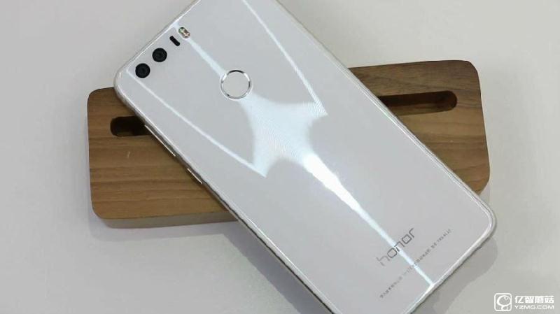 榮耀8上手體驗(yàn)評測：雙玻璃能否突圍金屬時(shí)代?