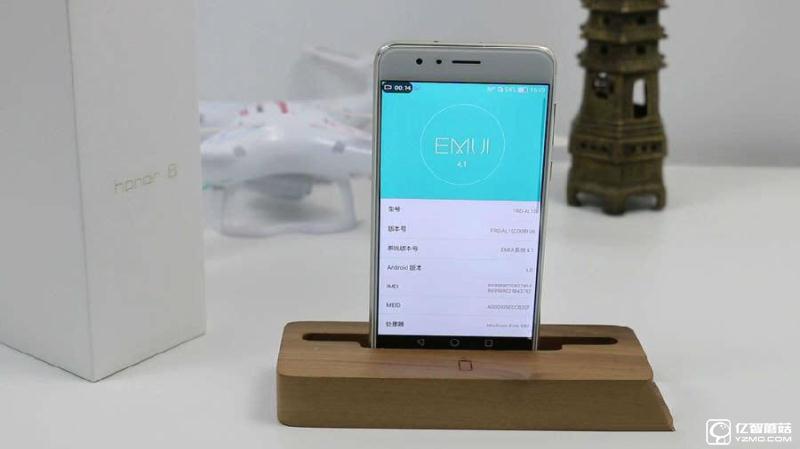 榮耀8上手體驗(yàn)評測：雙玻璃能否突圍金屬時(shí)代?
