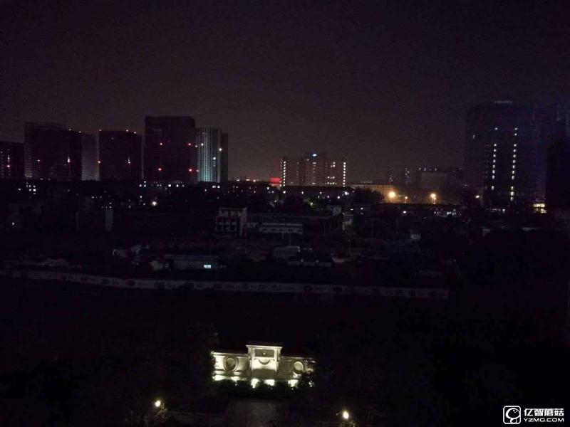 榮耀8上手體驗(yàn)評測：雙玻璃能否突圍金屬時(shí)代?