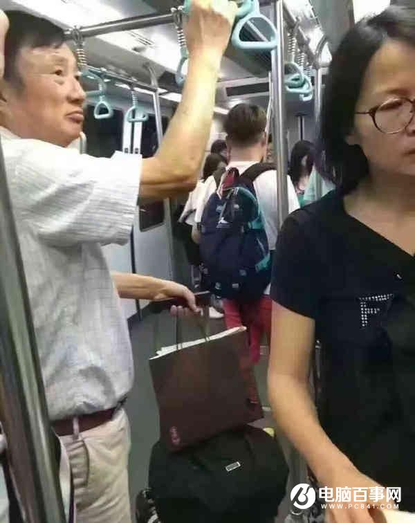 低調(diào)！華為創(chuàng)始人任正非自己提行李擠車(chē)廂